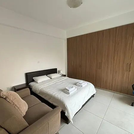 Large Next To The דירה