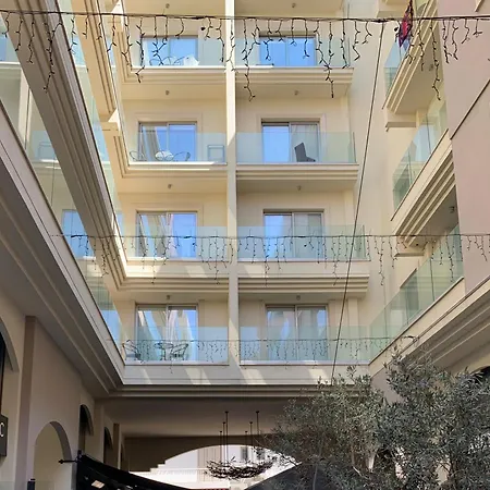 Large Next To The * לרנקה